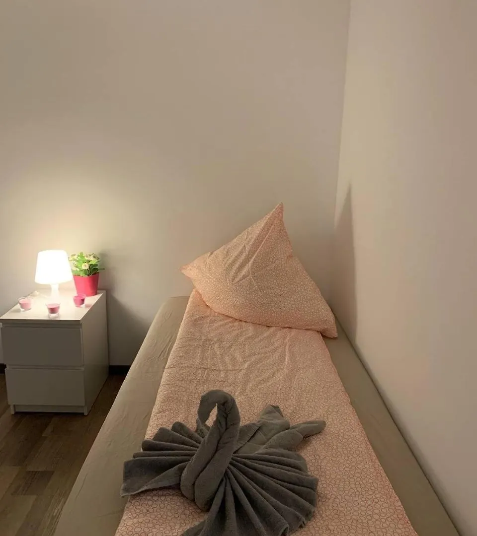 Central Private Rooms In Popular Neighborhood! Cologne Apartment